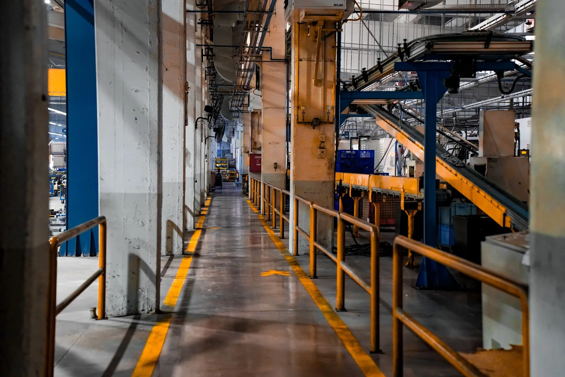 Interior de uma indústria em operação